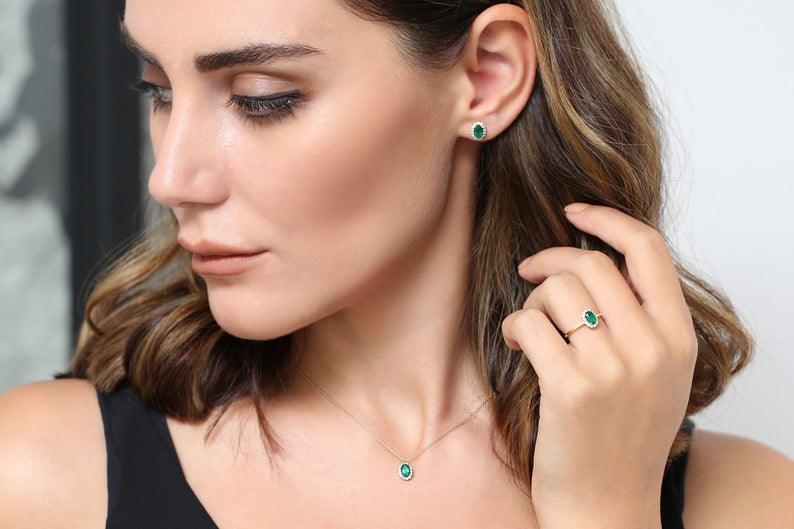 OVAL EMERALD NECKLACE